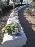 901573 Overzicht van de bloemen en bloemstukken, neergelegd op de herdenkingsplek voor de tramaanslag op 18 maart 2019 ...